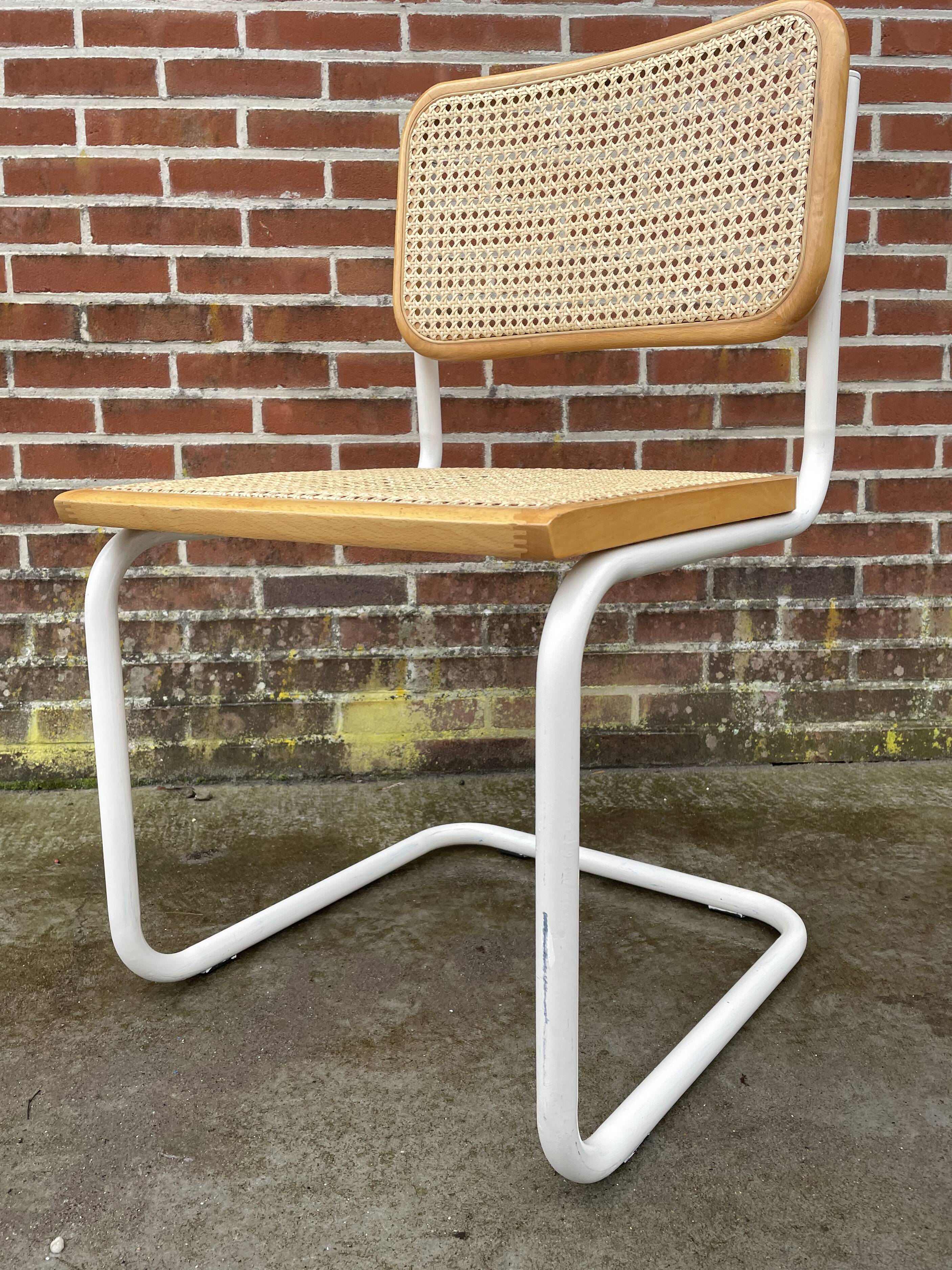 Chaise Cesca modèle b32 en blanc et bois par Marcel Breuer