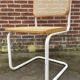 Chaise Cesca modèle b32 en blanc et bois par Marcel Breuer