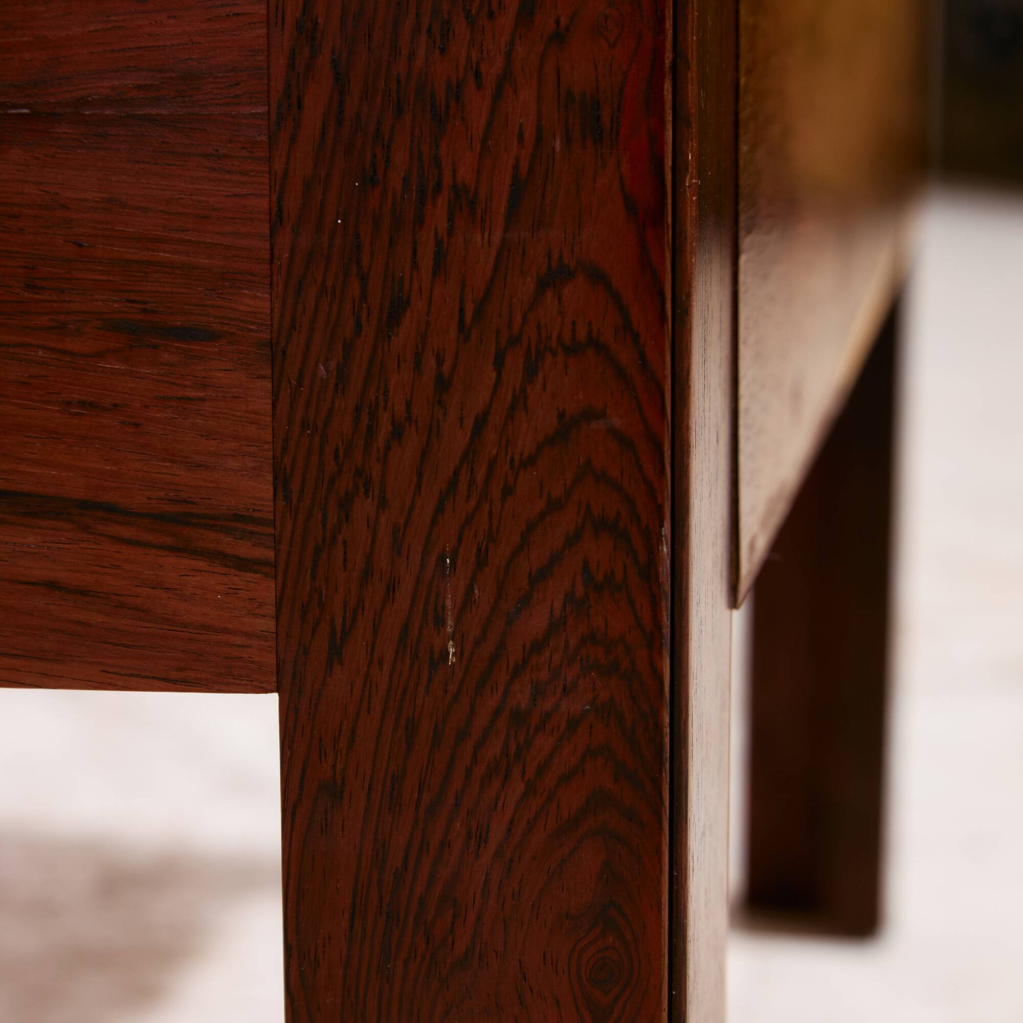 MK11213 Three-seater rosewood sofa