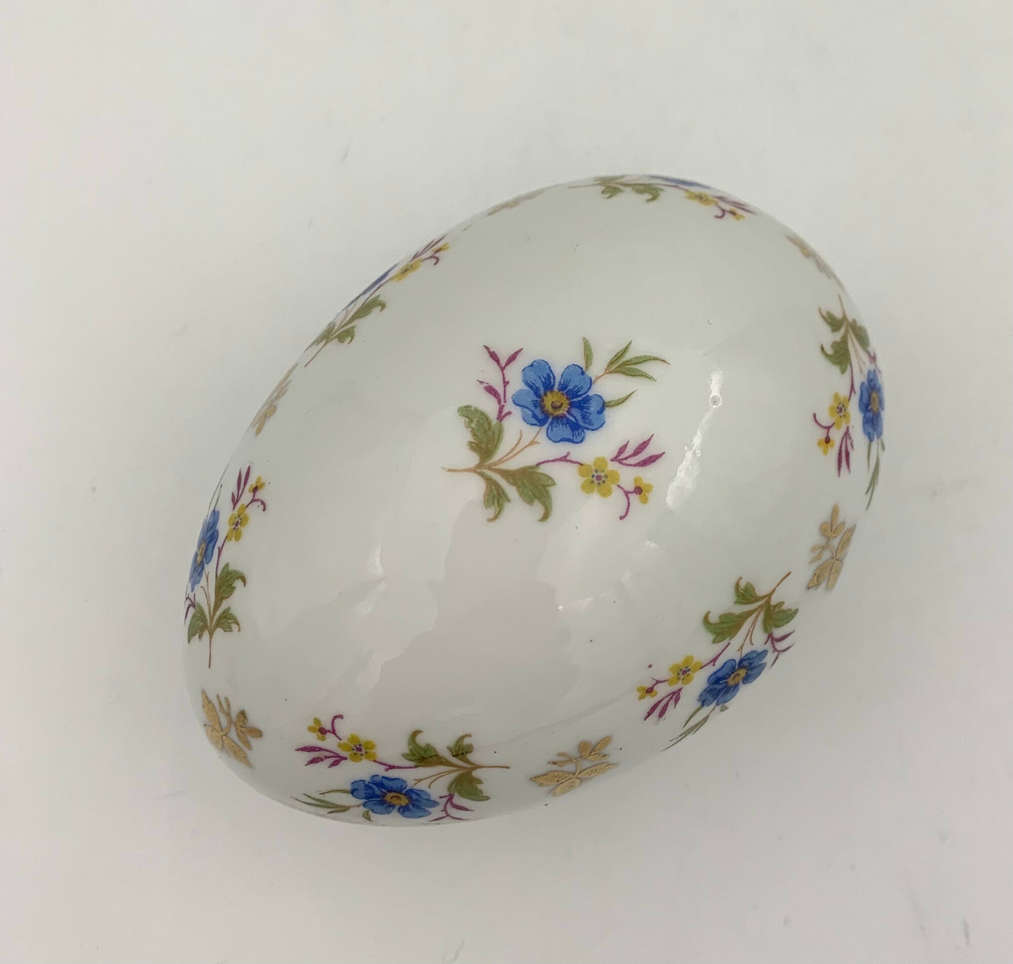 Vintage box in Limoges porcelain, egg shape, floral decoration - twentieth century