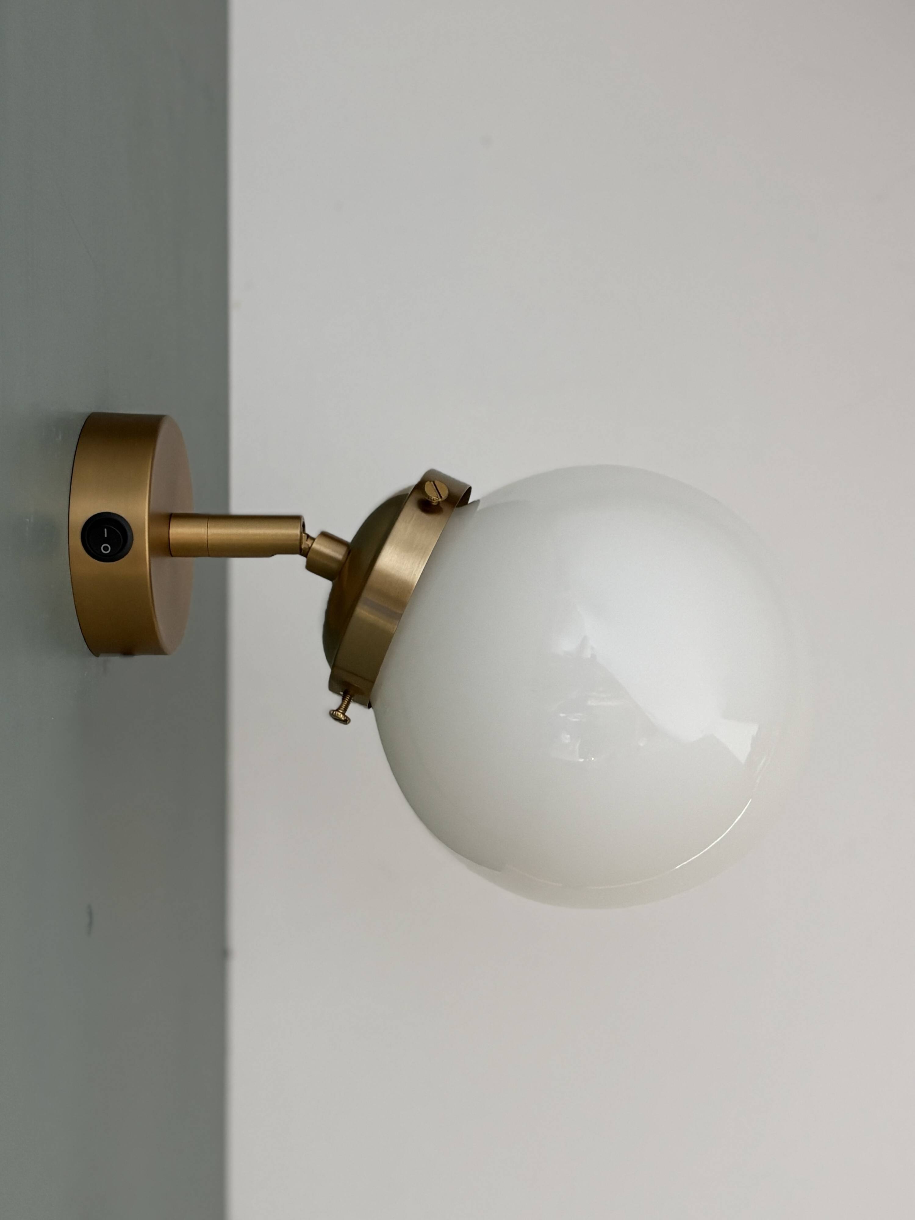 Applique globe vintage en opaline blanche