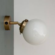 Applique globe vintage en opaline blanche