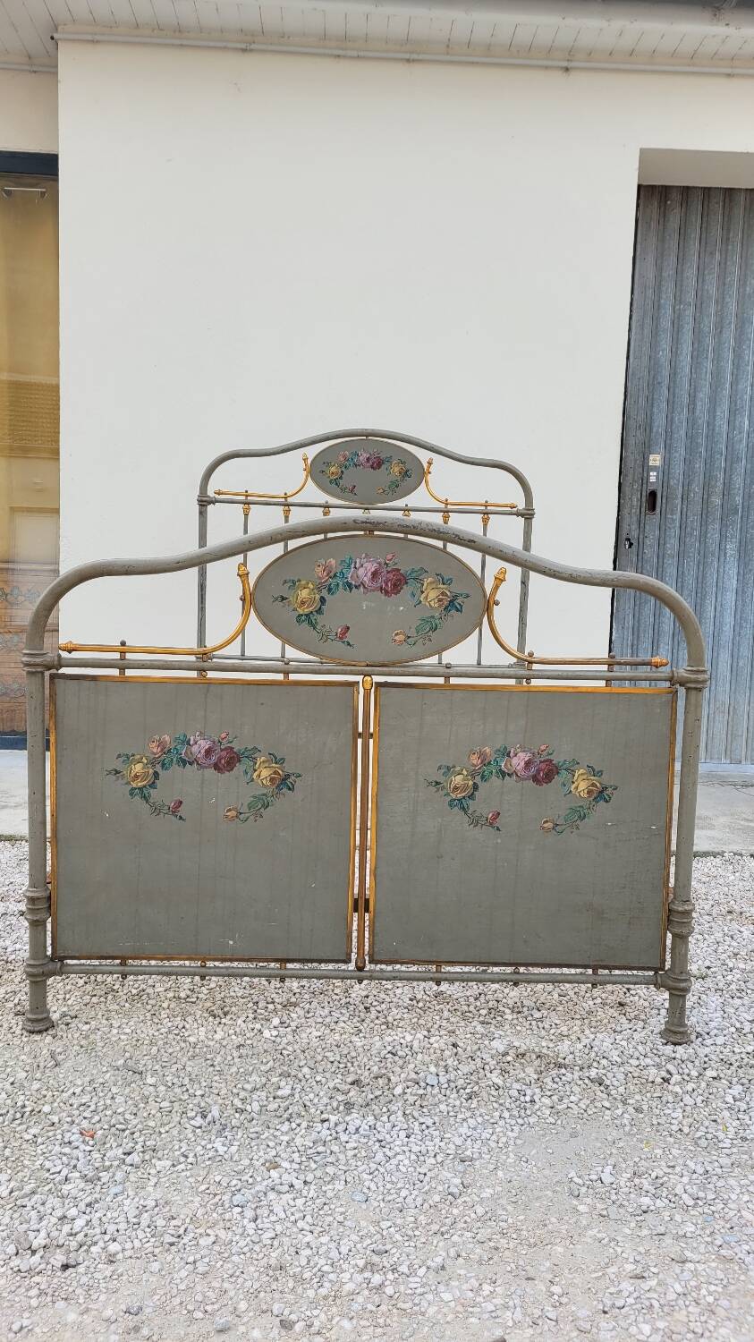 Cast iron bed decorated with flowers from the 19th century