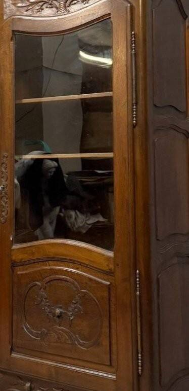 Vitrine en noyer sculpté – style Louis XV, début XXᵉ
