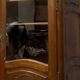 Vitrine en noyer sculpté – style Louis XV, début XXᵉ