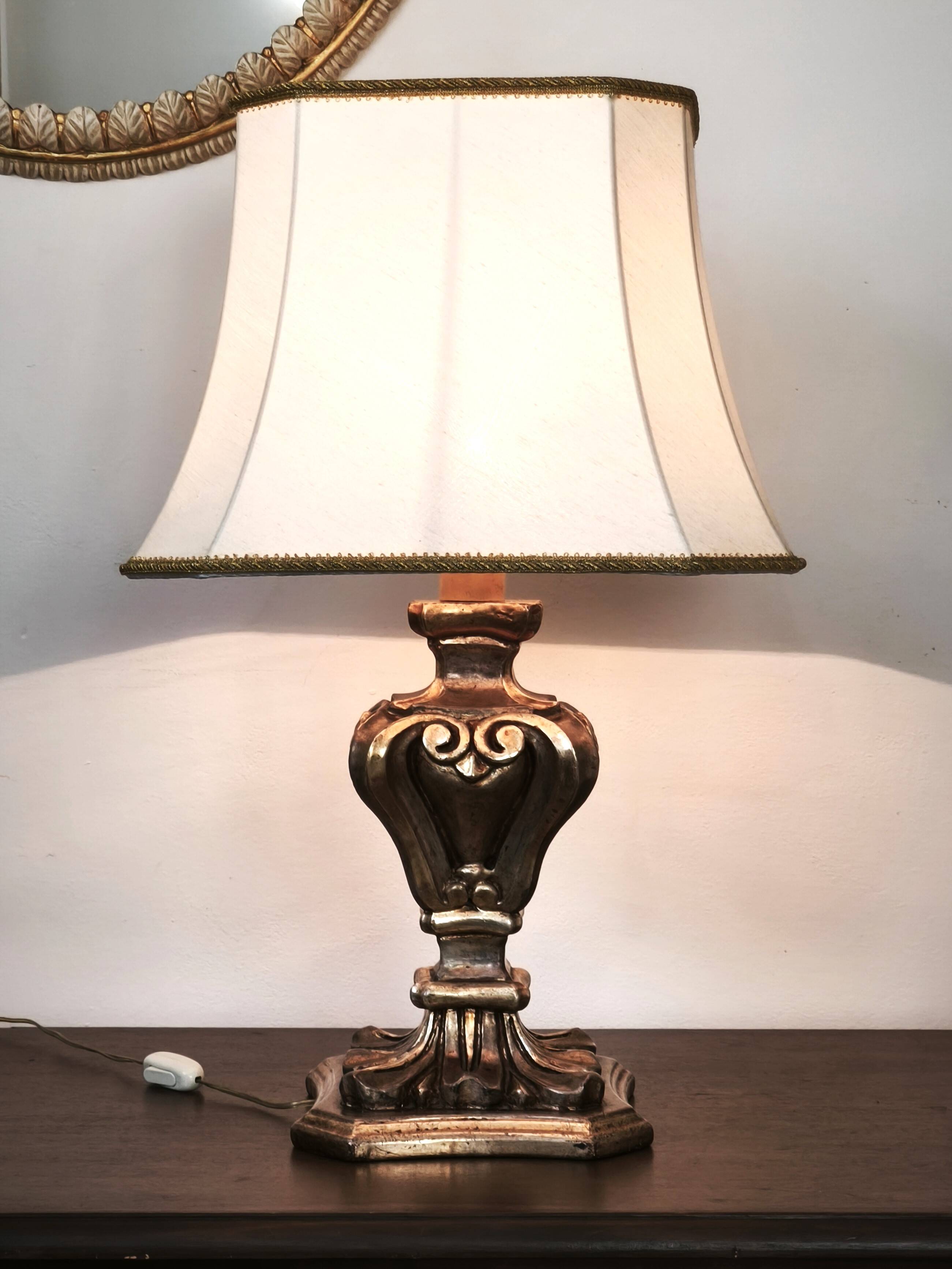 Florentine lamp in carved wood, gold leaf, silk shade.