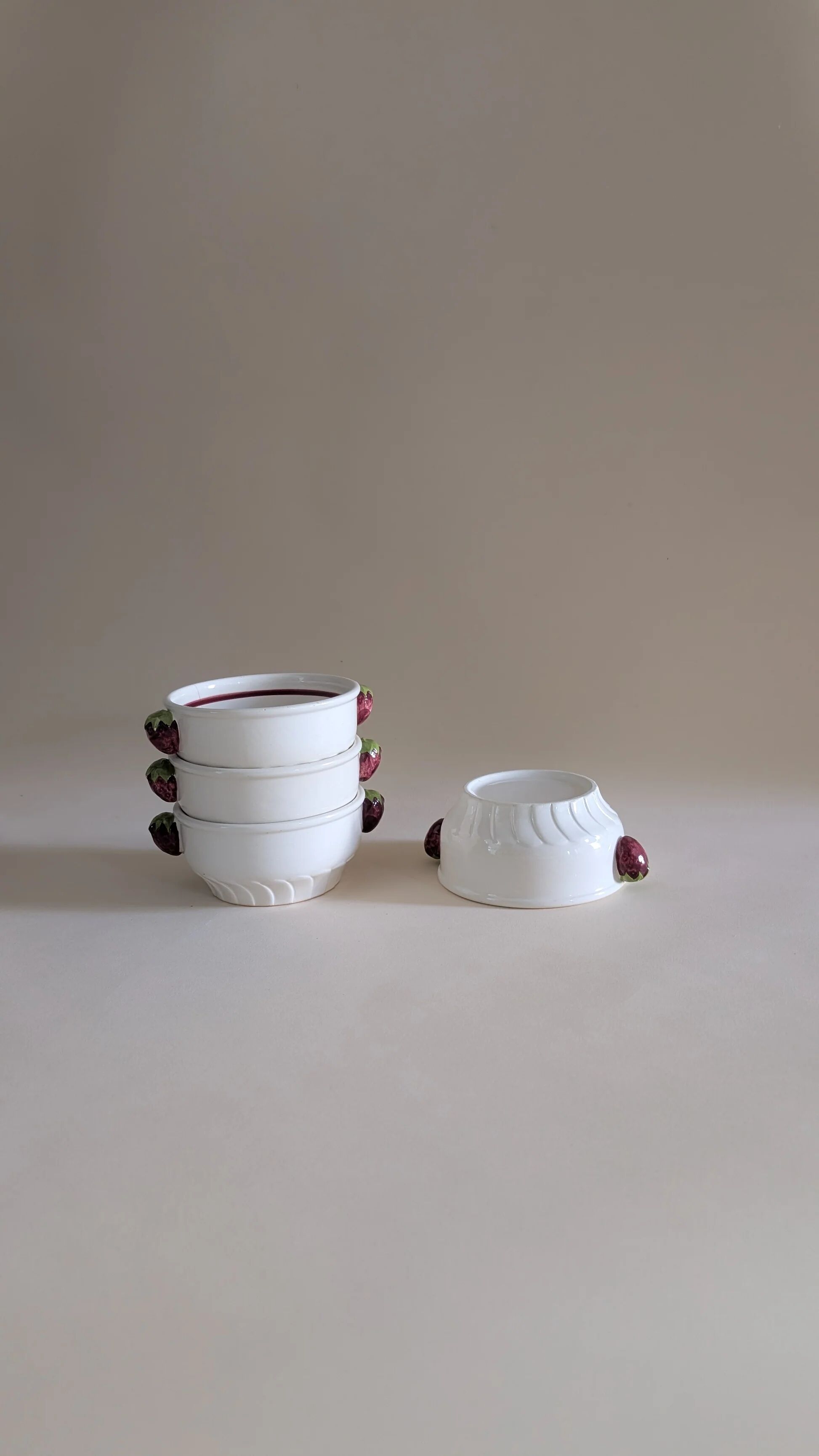 Set of 4 ceramic bowls with strawberry-shaped handles