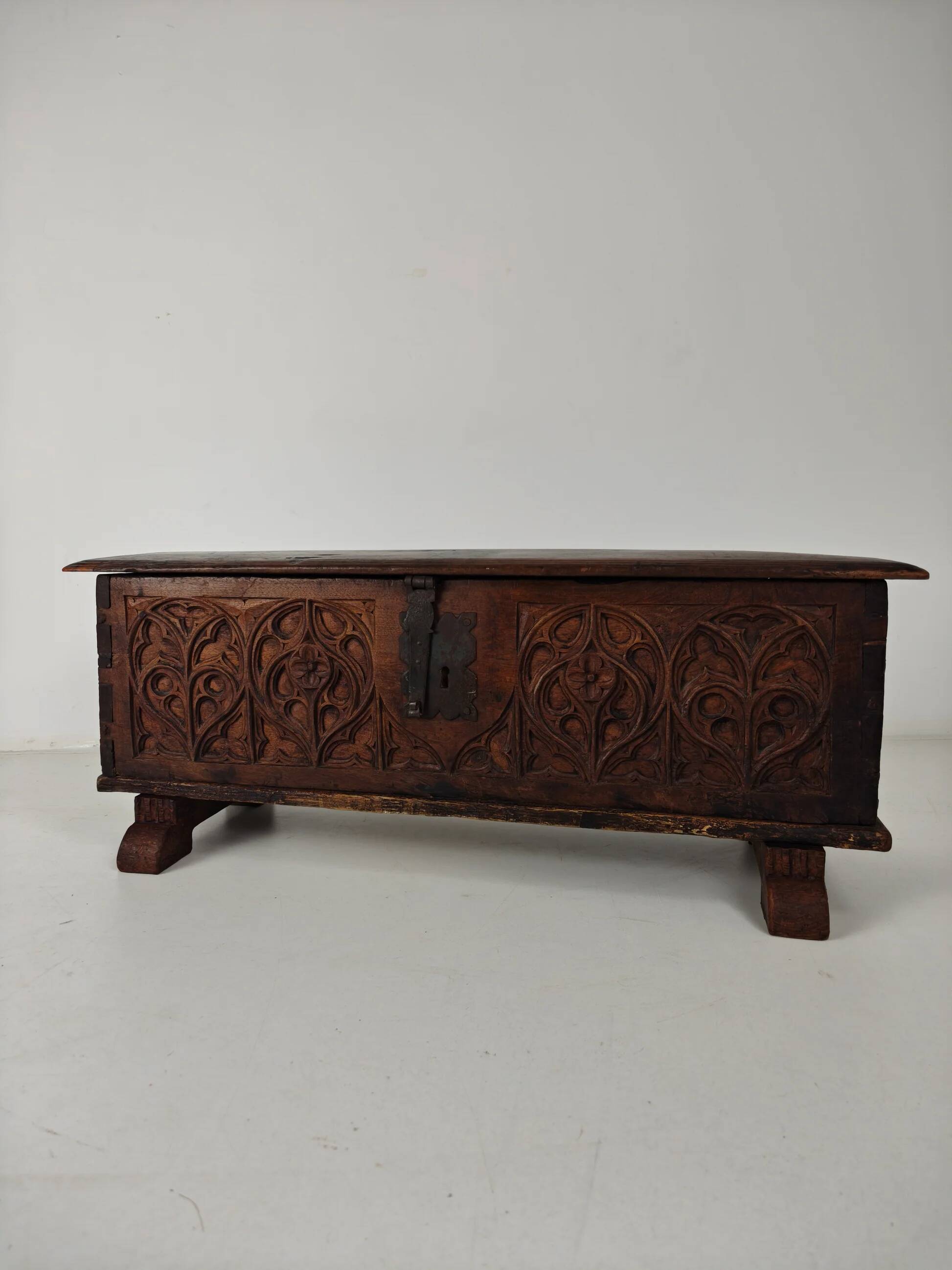 Gothic Spanish chest – 16th late/17th early century