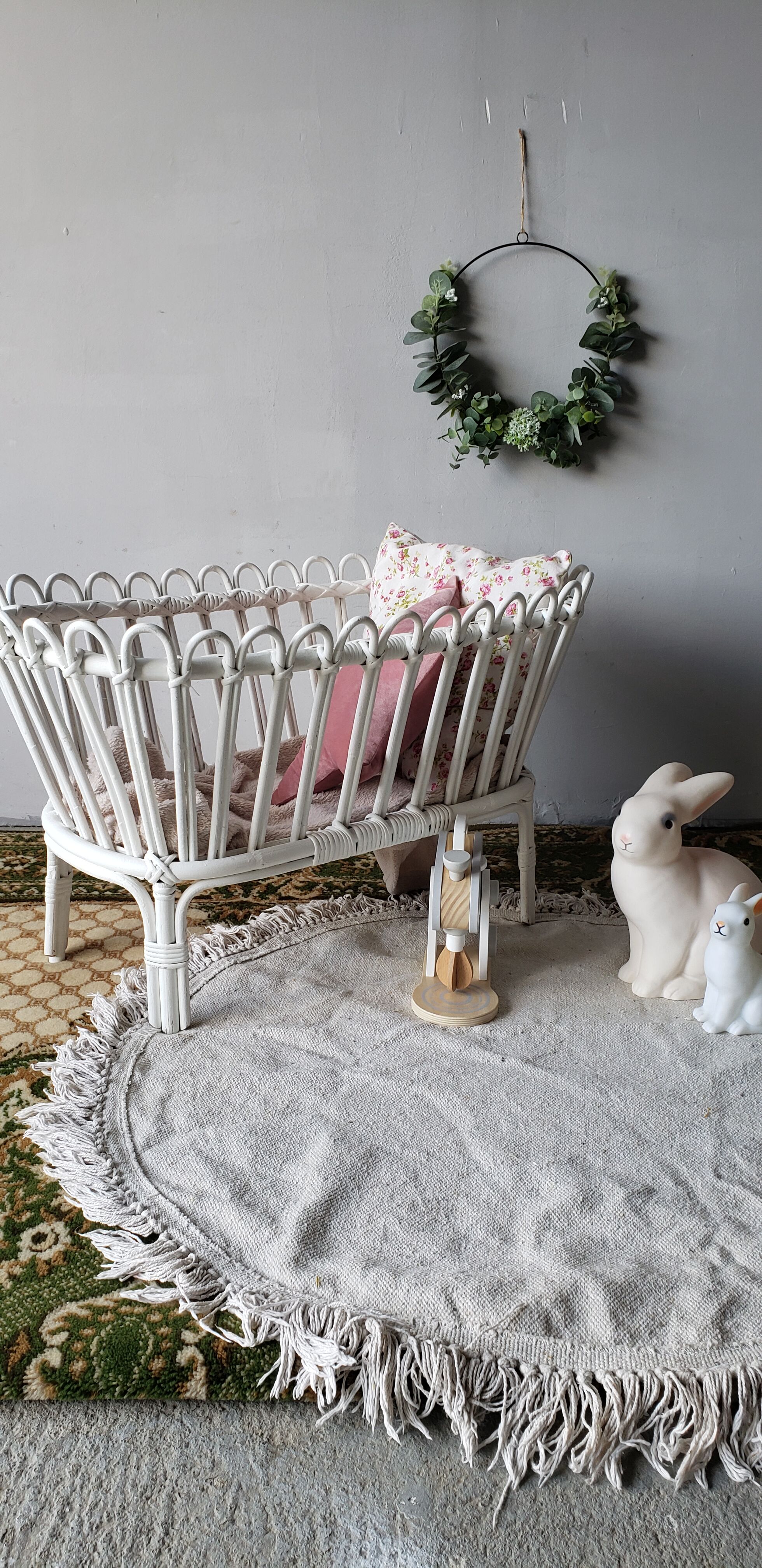 Cradle in white rattan
