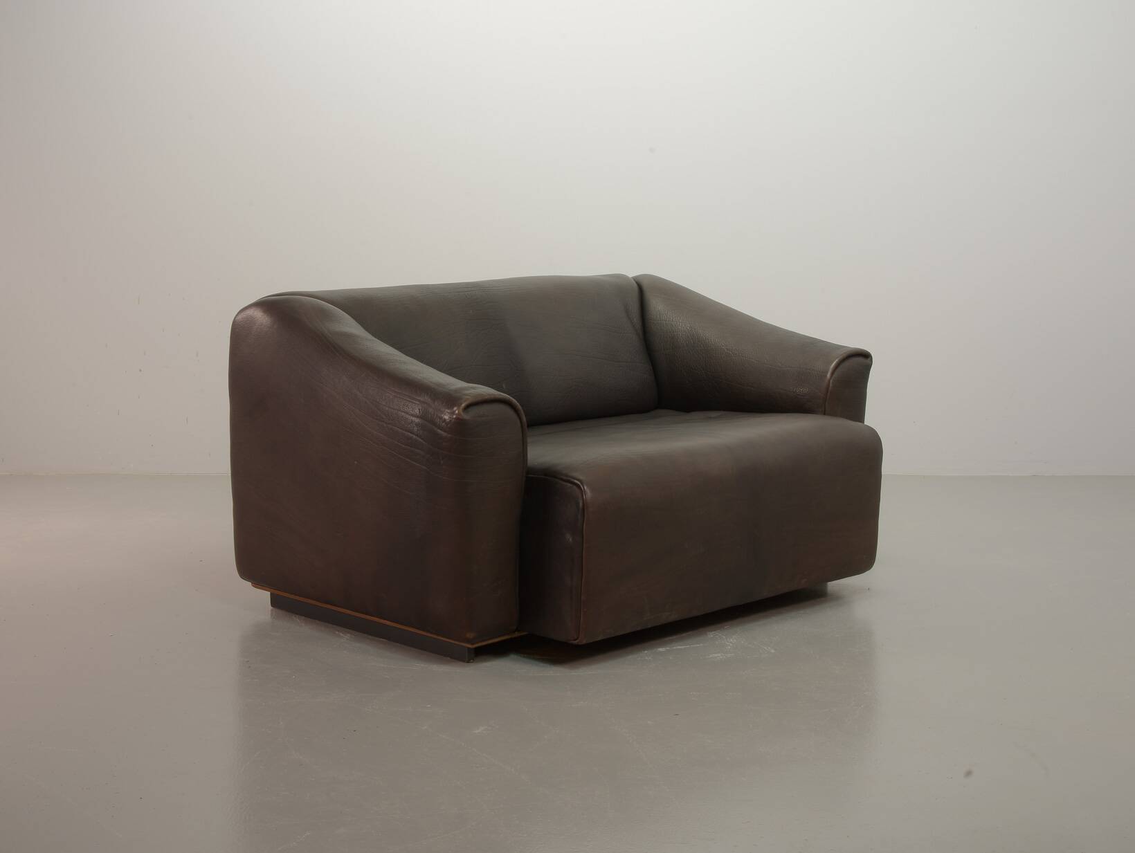 De Sede DS47 Extendable Brown Sadle Leather Loveseat Sofa. Switzerland, 70s