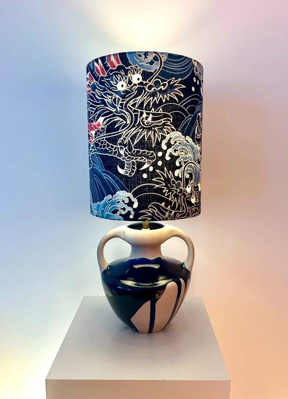 Lampe vase recyclée avec tissu de dragon japonais – céramiques Marei avec expression