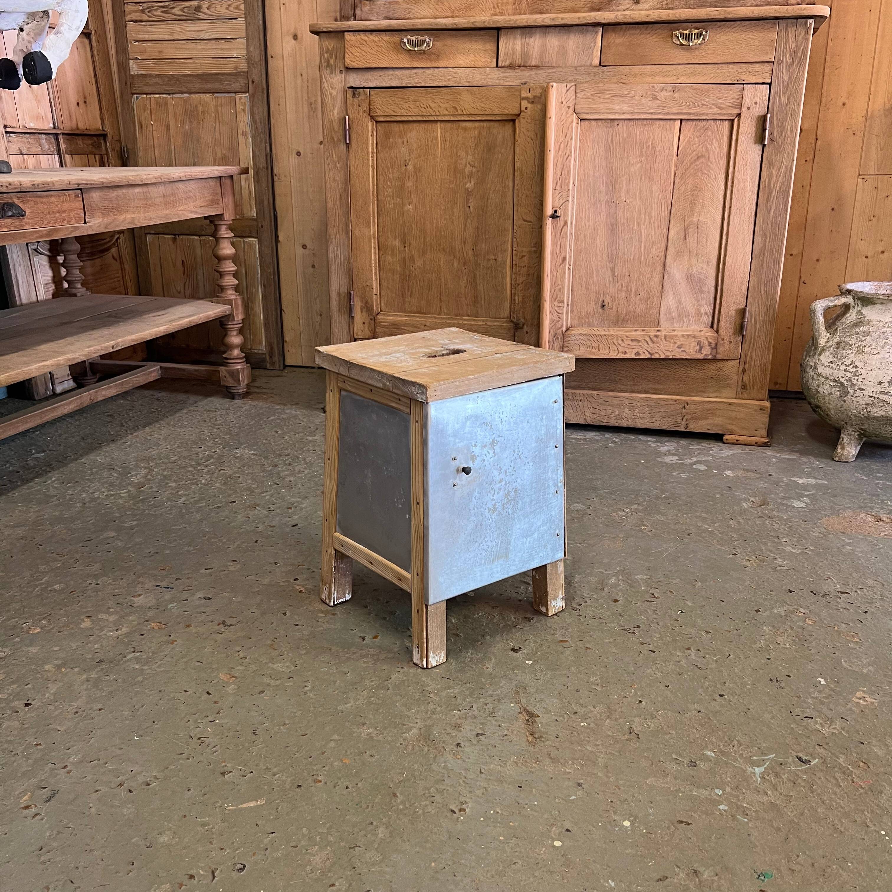 Le tabouret coffre d'atelier