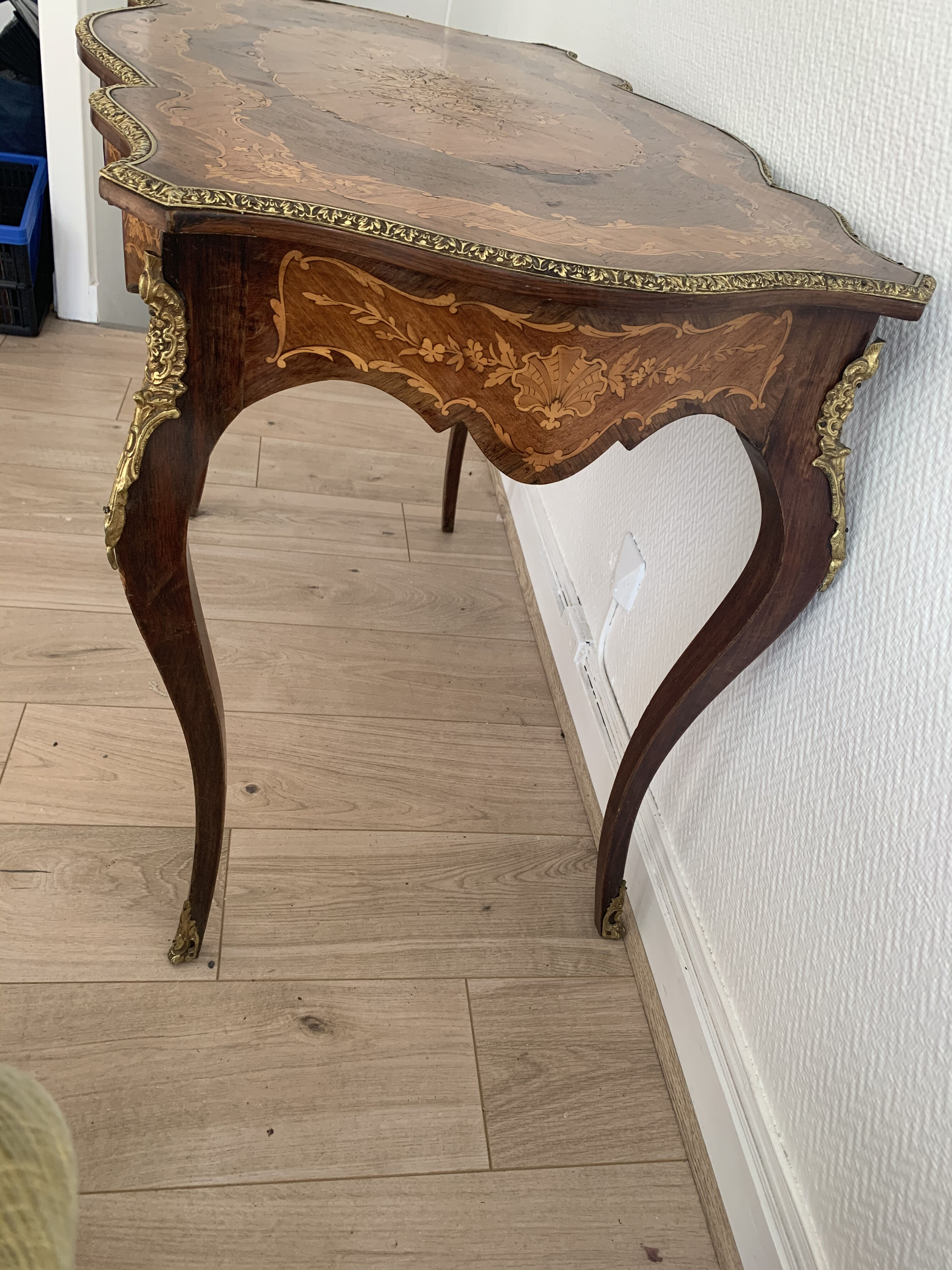 Table d'appoint vintage bois marqueté et laiton