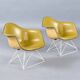 Paire de chaises coque LAR Eames pour Herman Miller avec des coussins en Naugahyde jaune.