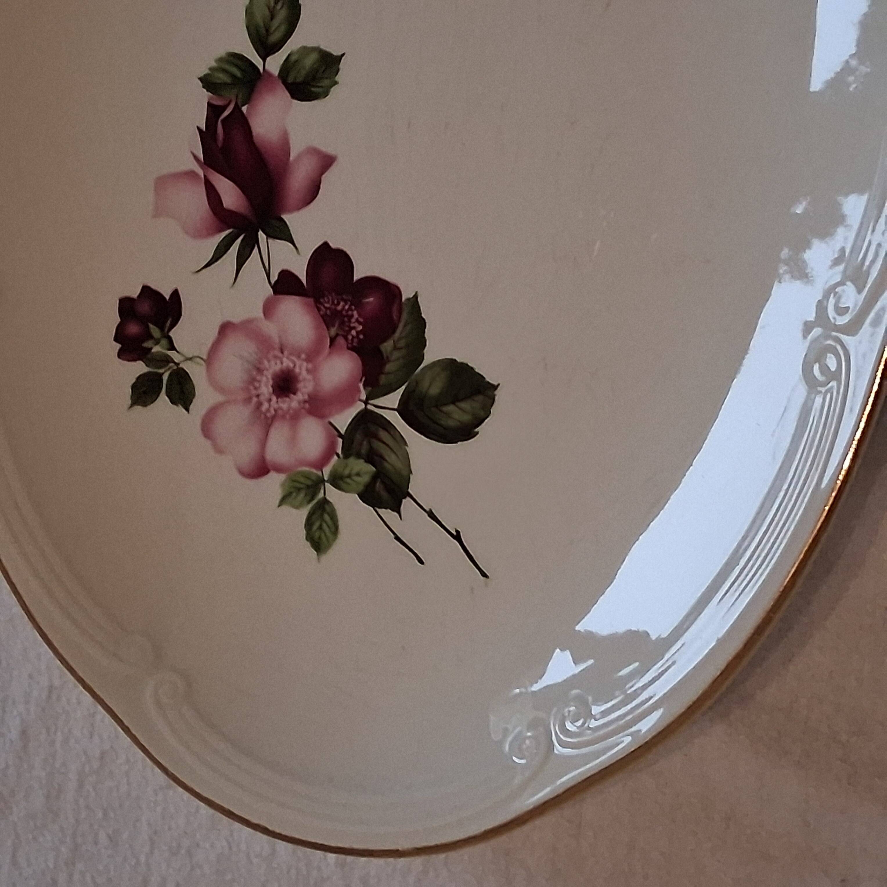 Serving dish from Gien model "Chinon" in very good condition.