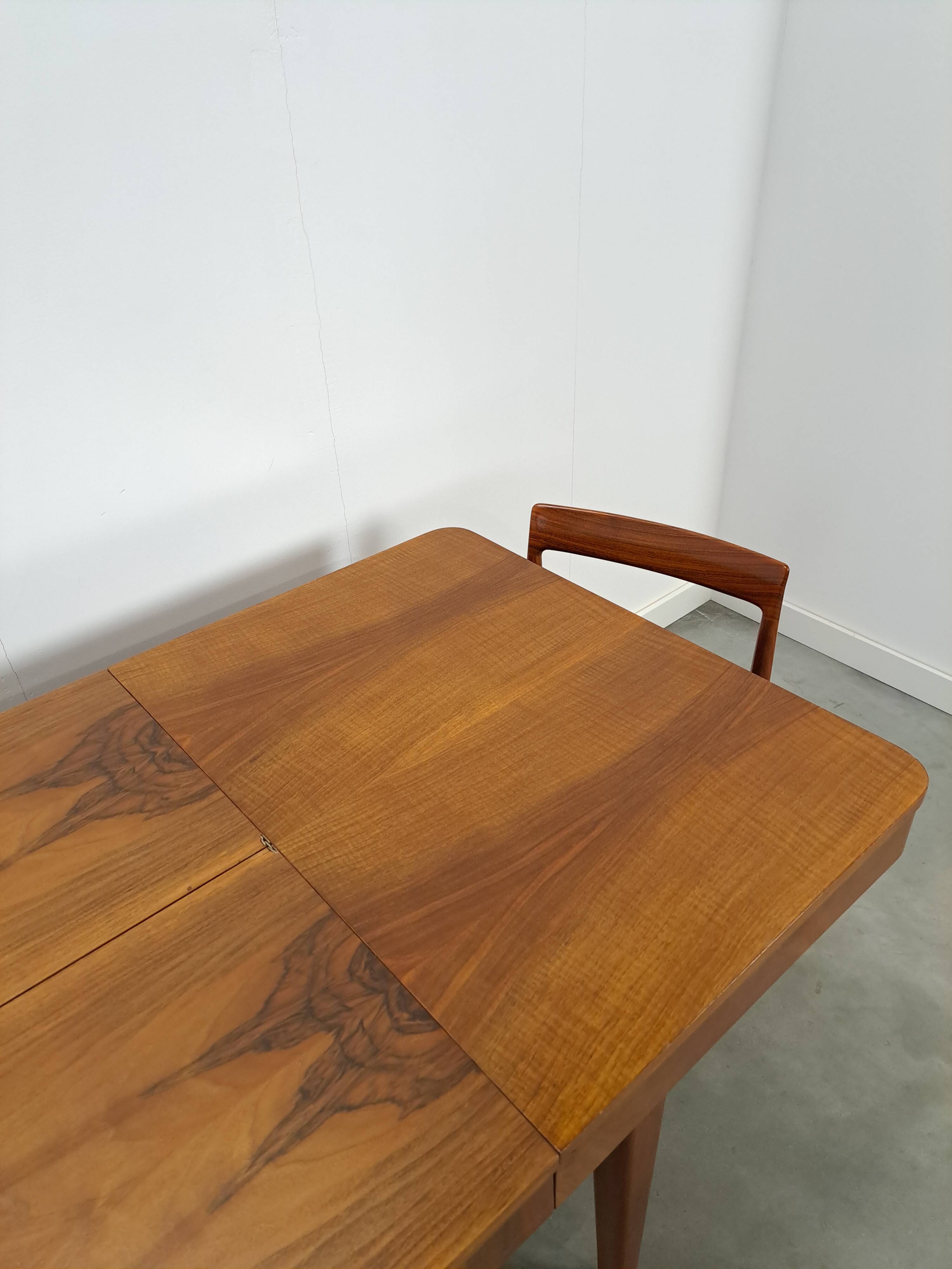 Table de salle à manger extensible design vintage Halabala