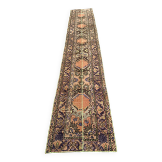 Tapis tribal vintage en laine, turc, étroit, en détresse, 383x66 cm