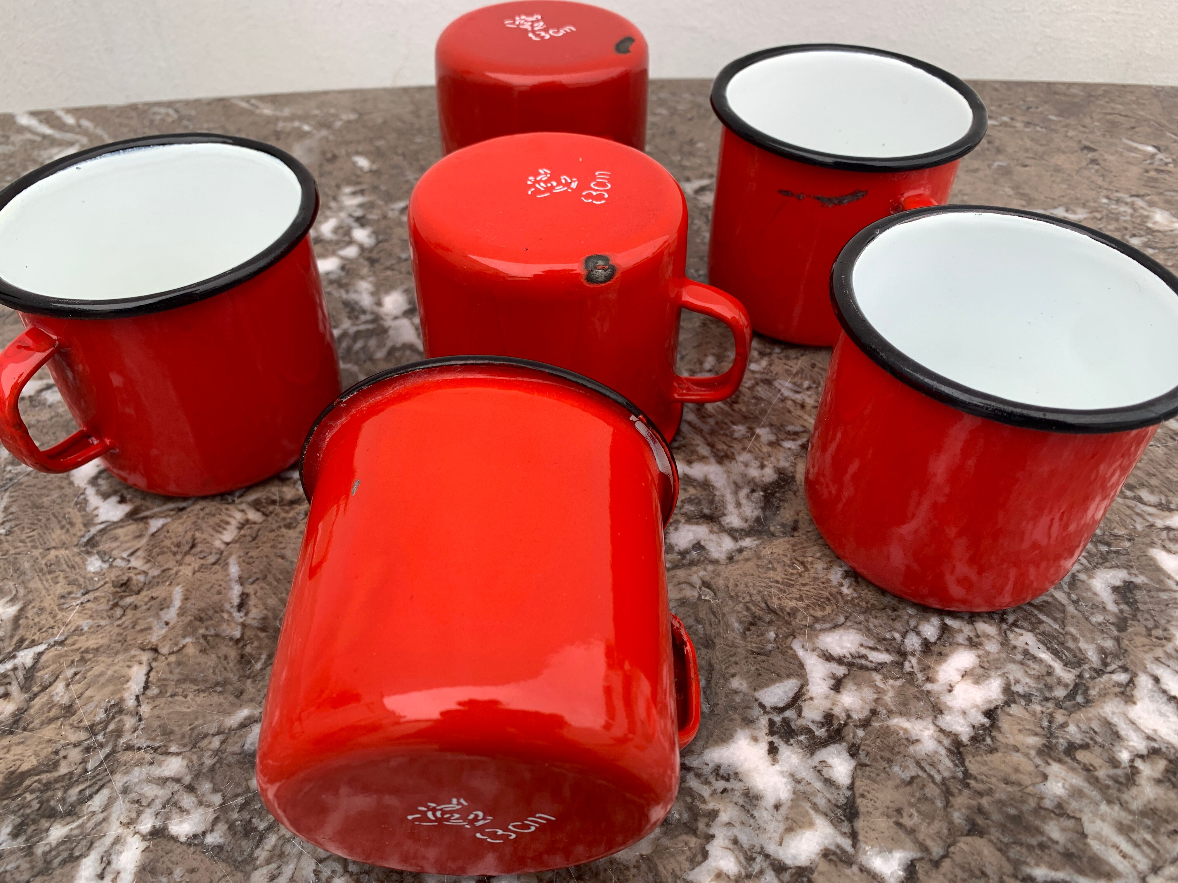6 tasses en tôle émaillée