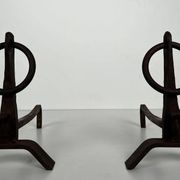 Paire de Chenets Modernistes en Fer Forgé à Anneaux de Couronnement et Base