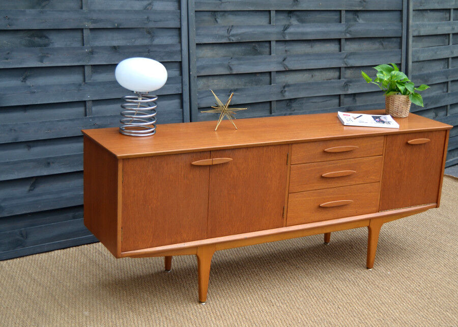 Enfilade anglaise par Jentique en teck