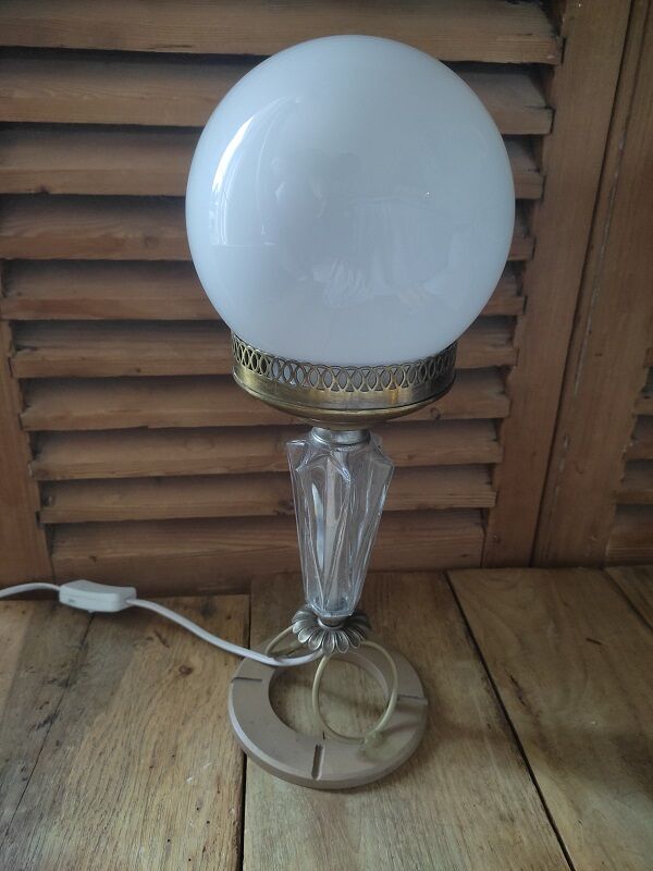 Lampe salon chevet originale base laiton globe opaline