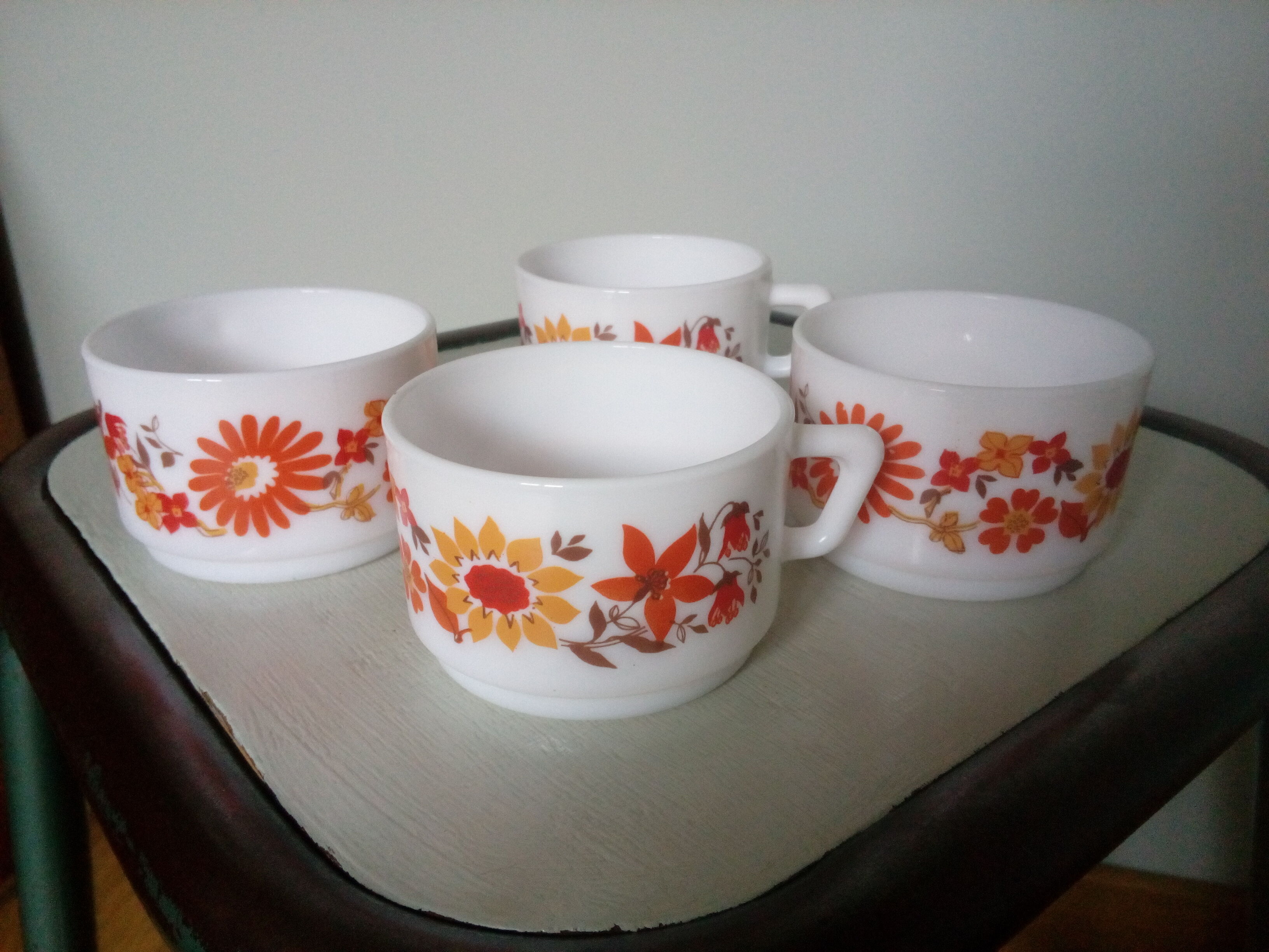 Arcopal cups flower patterns 70s