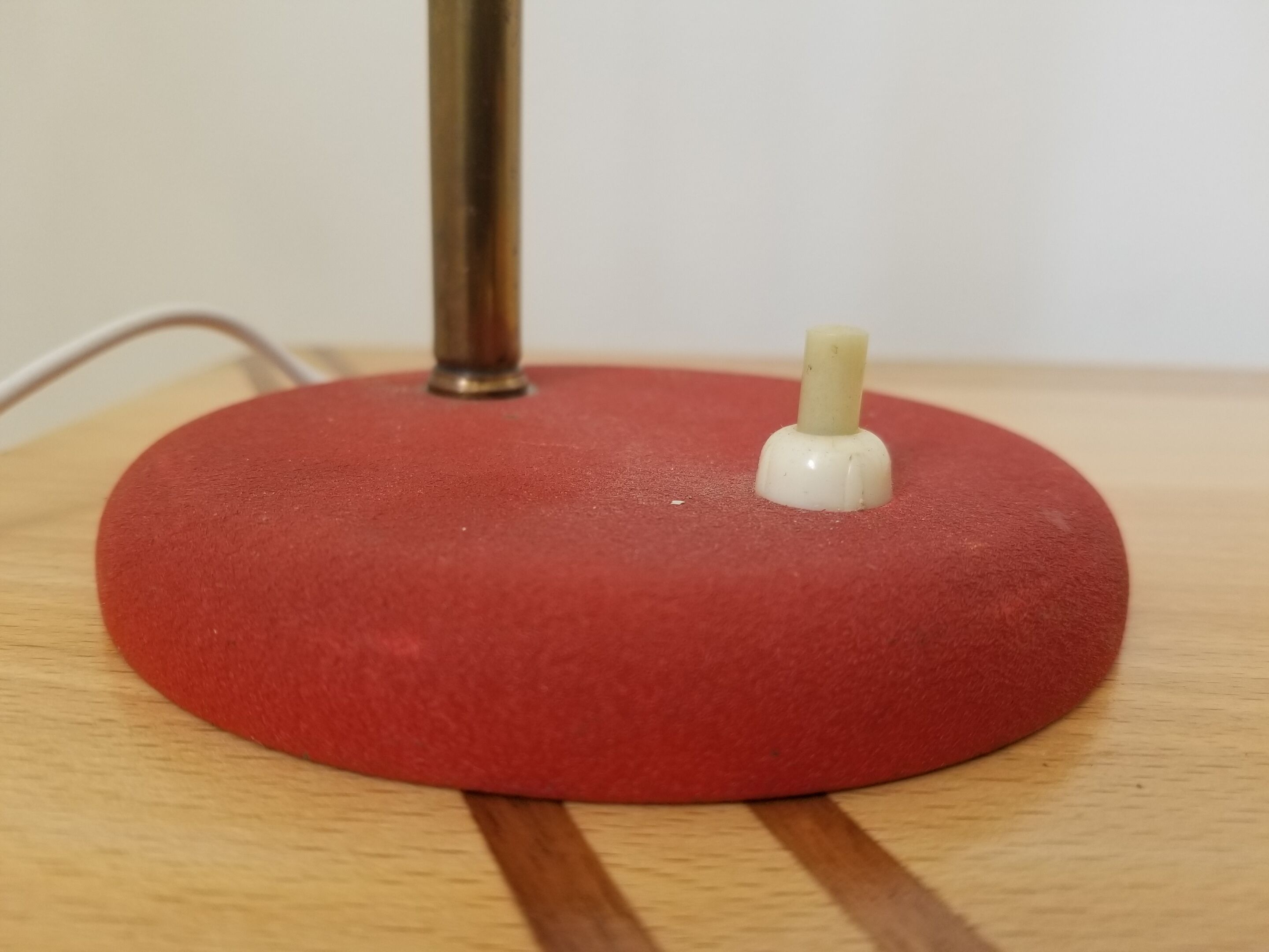 Vintage laying lamp in brass and grainy red aluminum - 50s