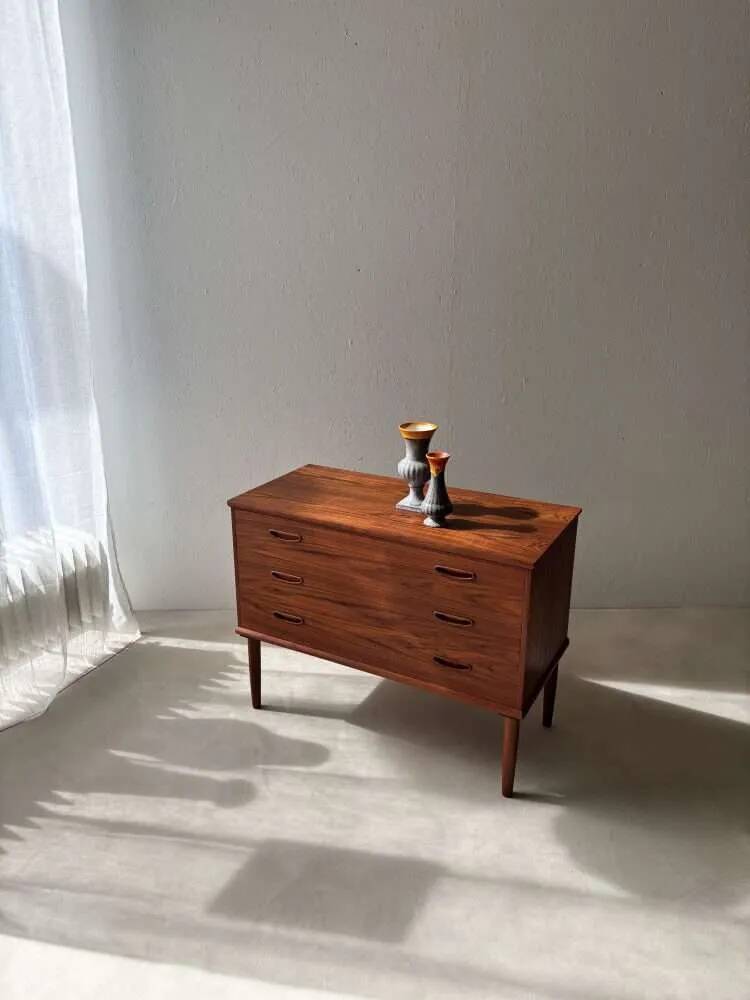 Commode en teck entièrement rénovée au design vintage des années 1960.