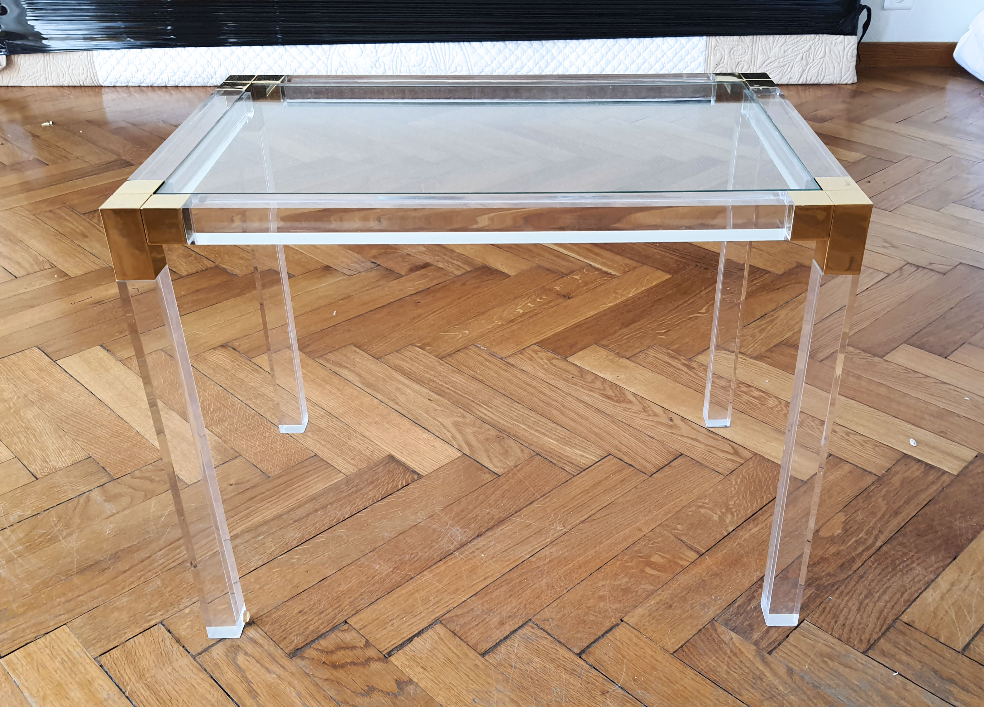 Side table in plexiglass and glass