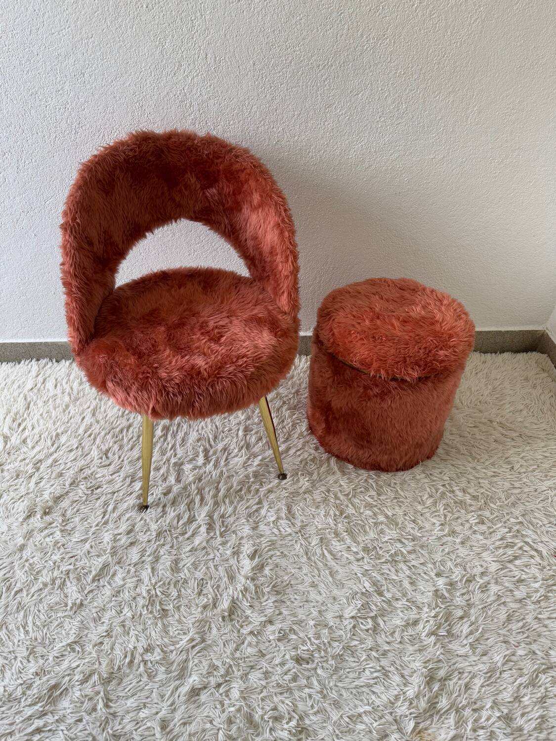 Chaise et pouf moumoute années 70