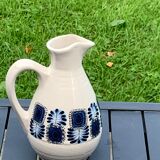 Carafe en grès émaillée avec un joli motif de fleurs bleues vintage et design 1970