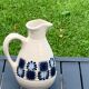 Carafe en grès émaillée avec un joli motif de fleurs bleues vintage et design 1970