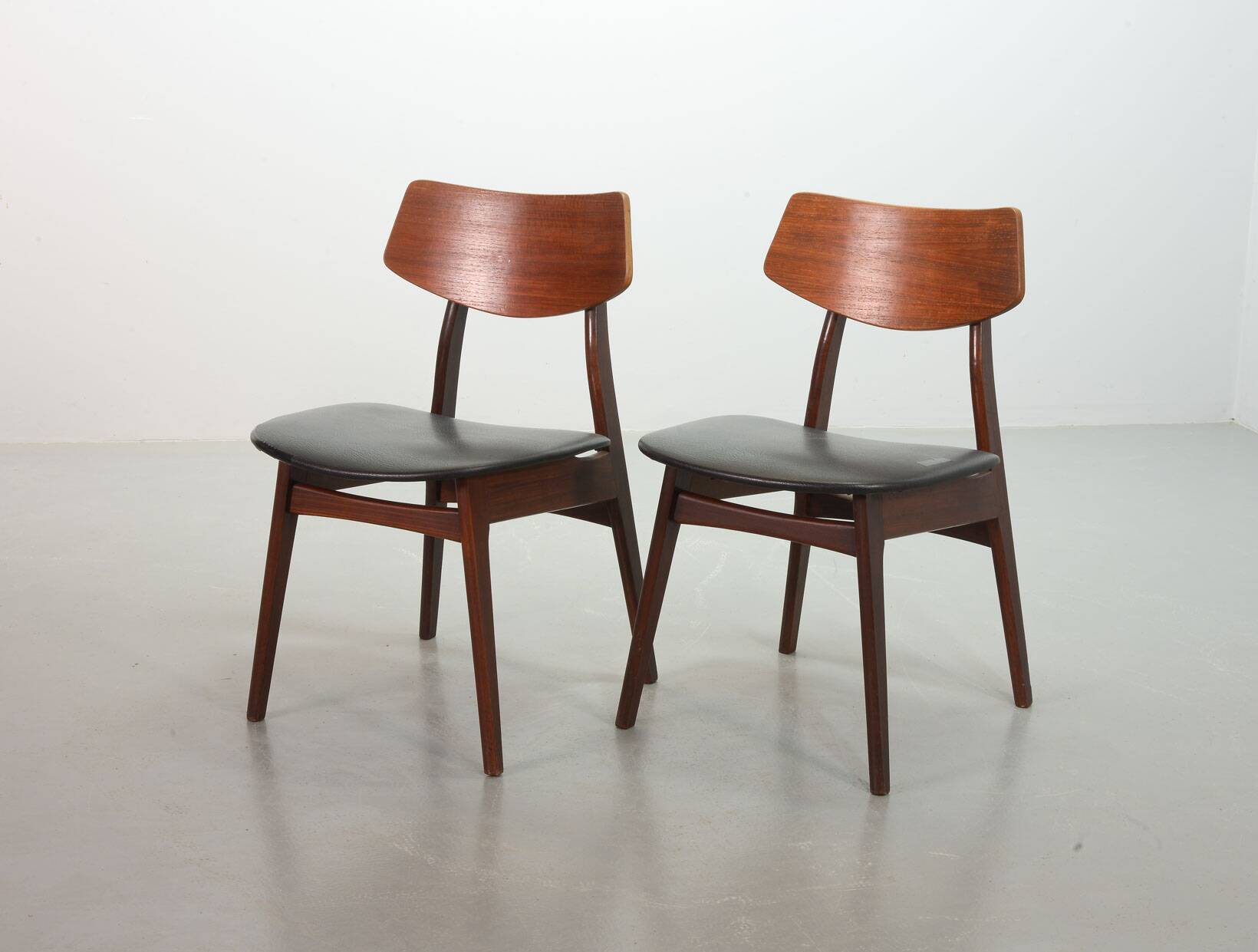 Elegant Set of 2 Webe Teak Wooden Dining Chairs by Louis van Teeffelen, 196
