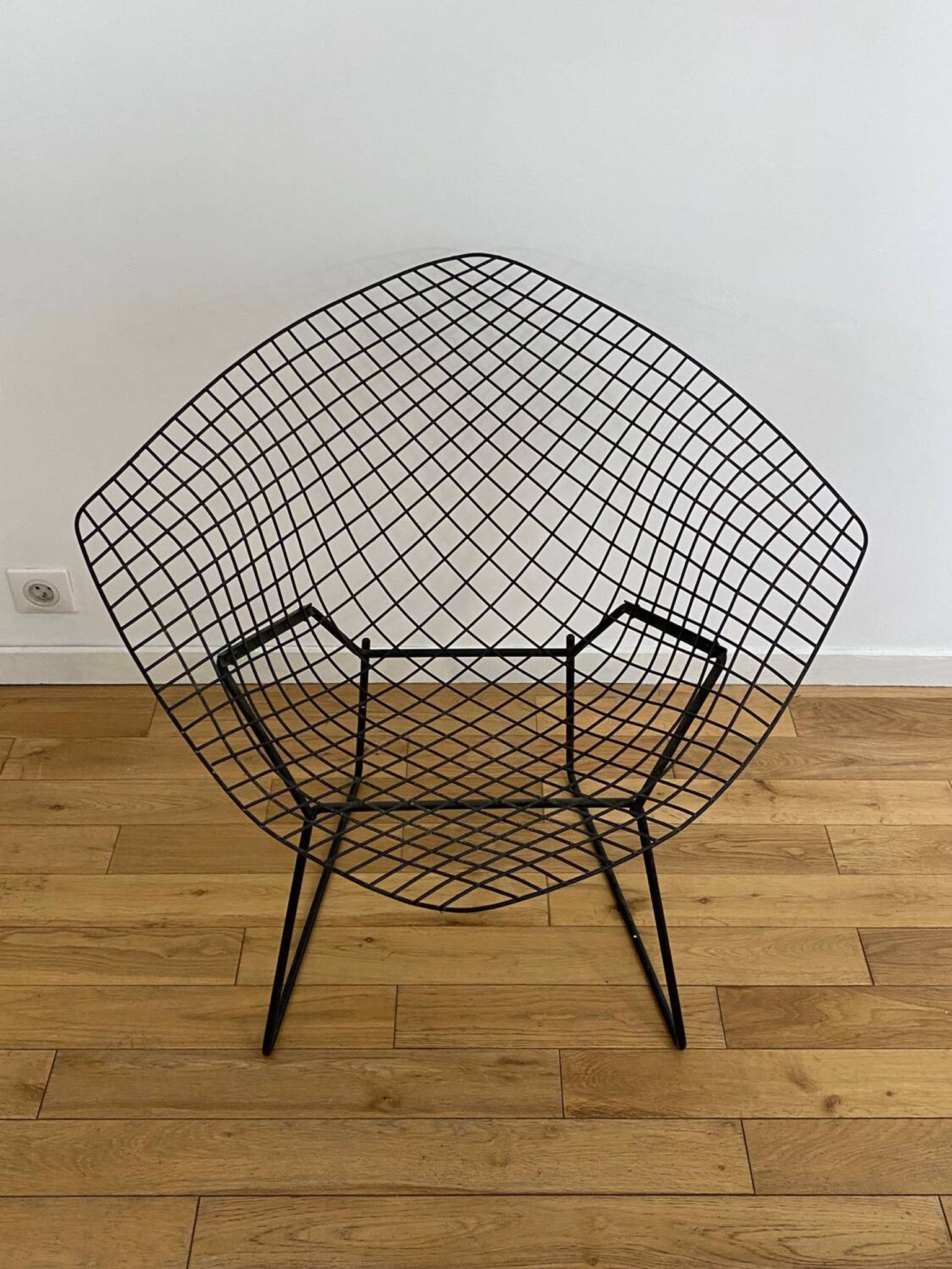 HARRY BERTOIA armchair for KNOLL "Diamond" in black metal. Old edition. Condition of use.