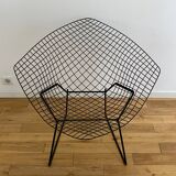 Fauteuil HARRY BERTOIA pour KNOLL "Diamond" en métal noir. Ancienne édition. Etat d'usage.