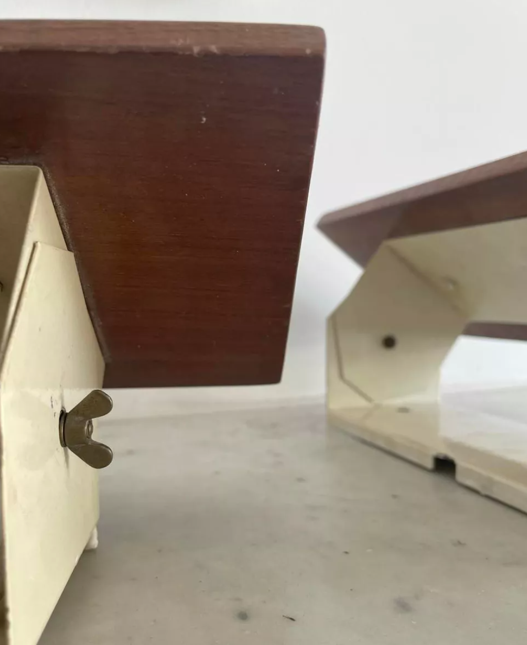 Paire d'appliques vintage à volet orientable, bois et métal laqué blanc, France 1960