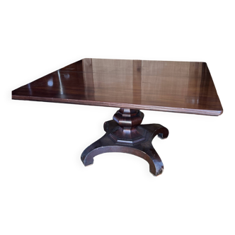Square table in mahogany veneer