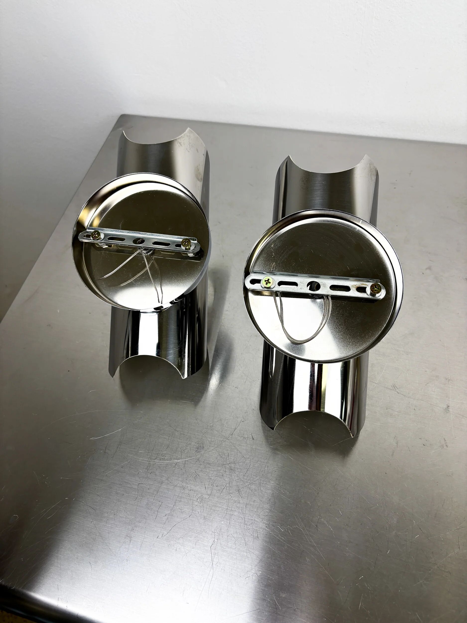 Pair of "folio" wall lights, space age, chromed metal, Italy, circa 1970s