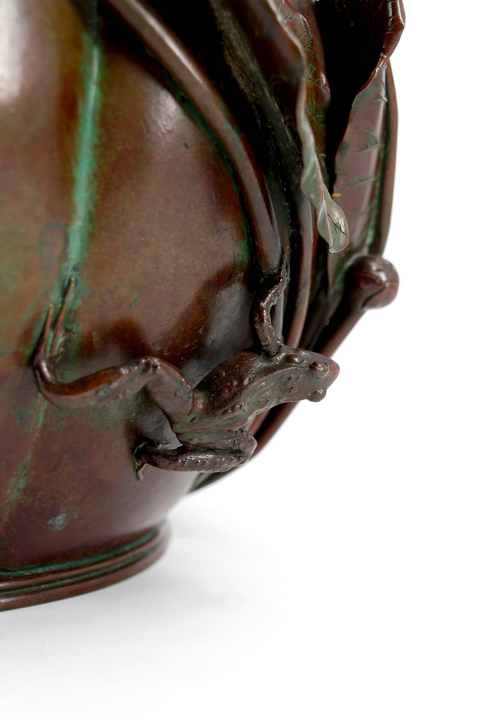 Exceptional planter / cache-pot in patinated Japanese bronze circa 1880.