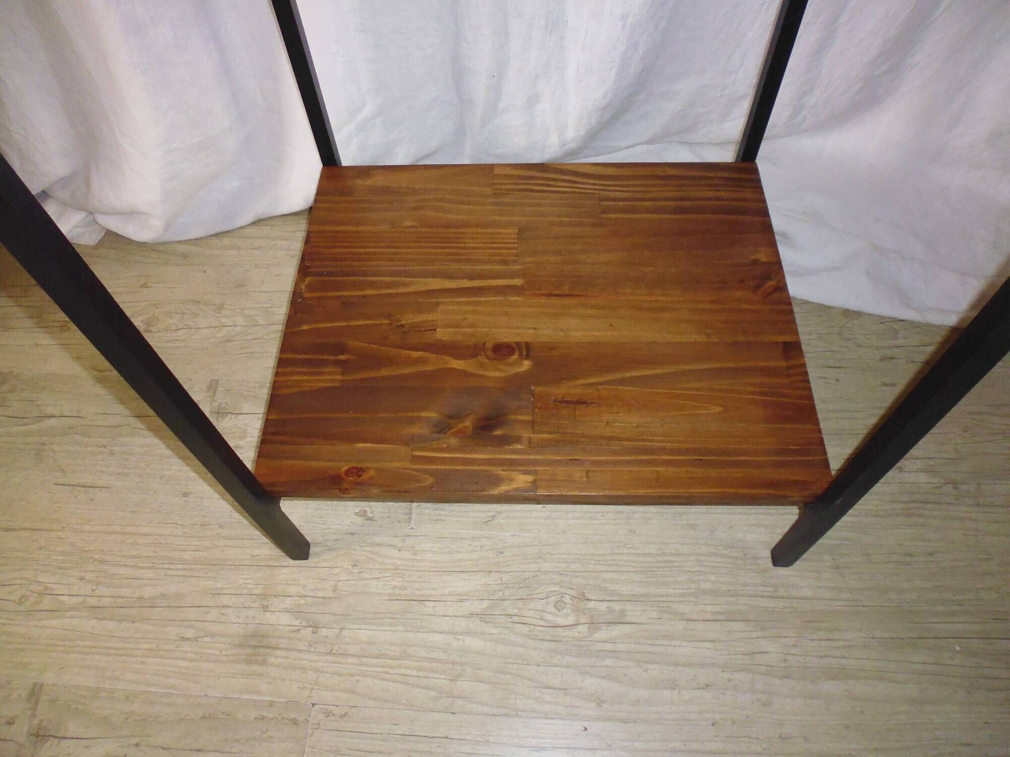 Extended workshop column on metal and wood stand