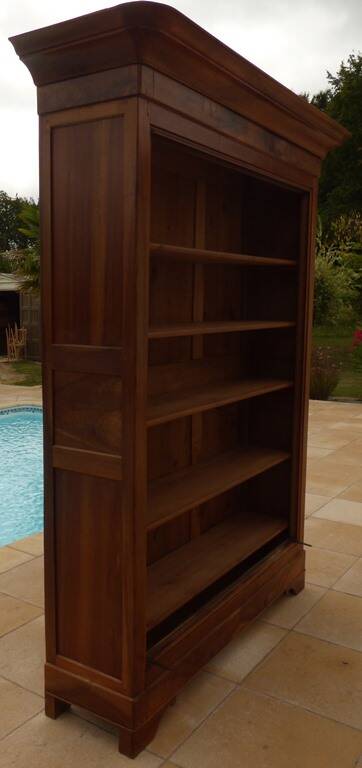 Chic old bookcase pegged in walnut with two glass doors and 5 shelves – Very good condition