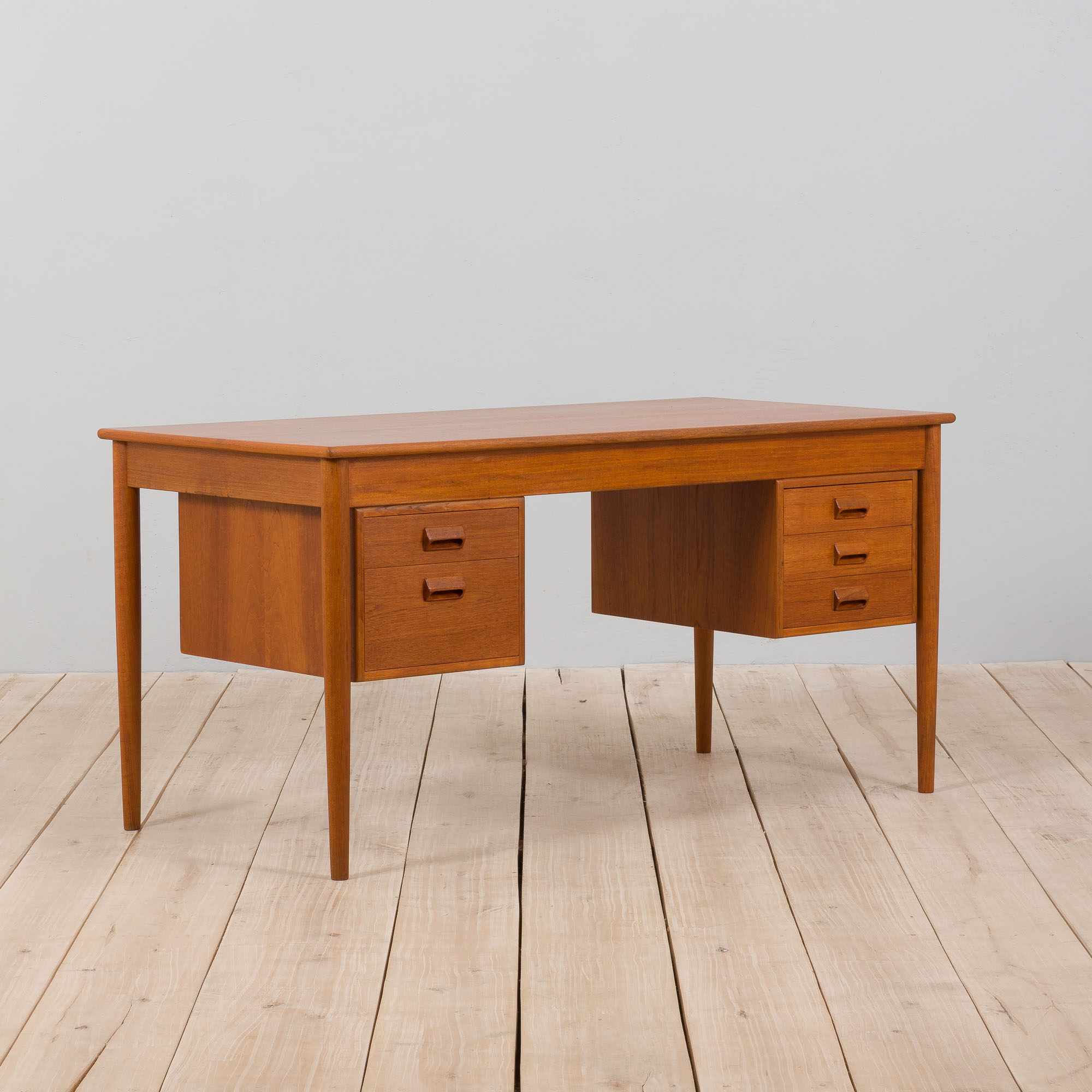 Danish Teak Model 130/1 Desk by Børge Mogensen for Søborg Møbelfabrik, freestanding 1950s