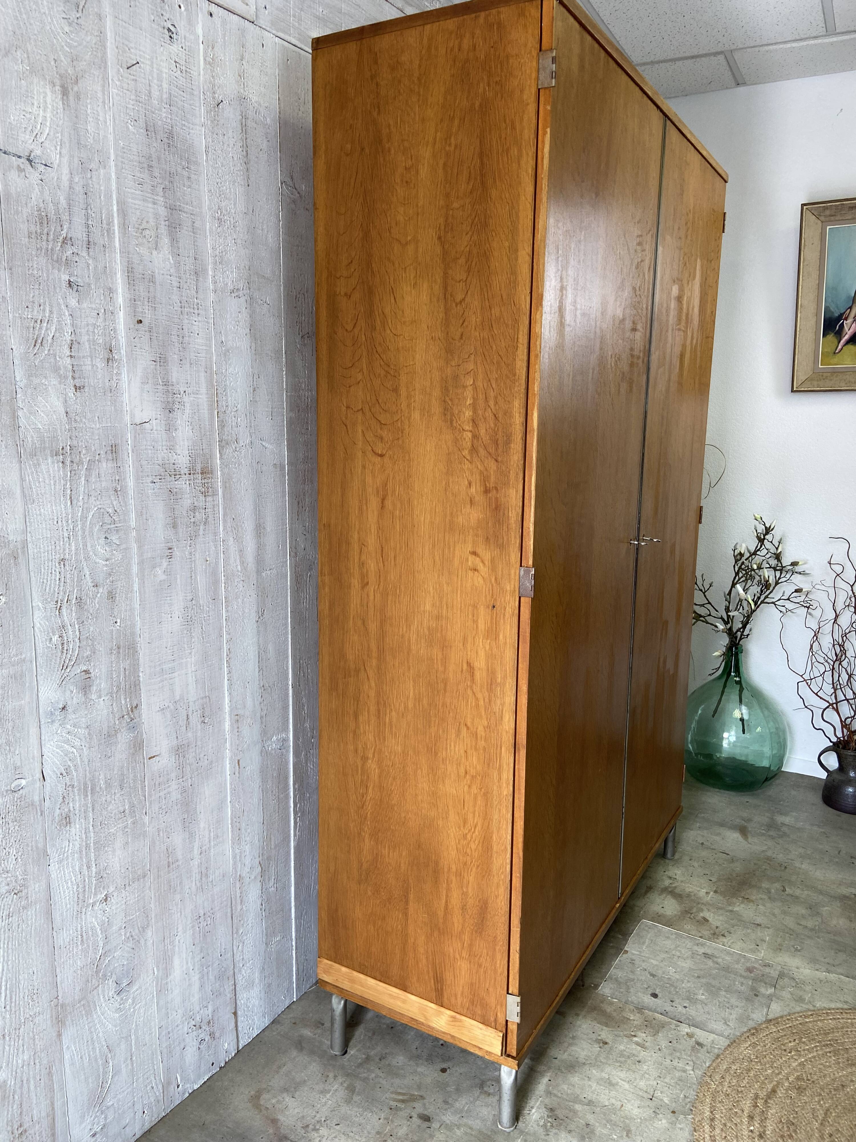 Armoire d'école vintage