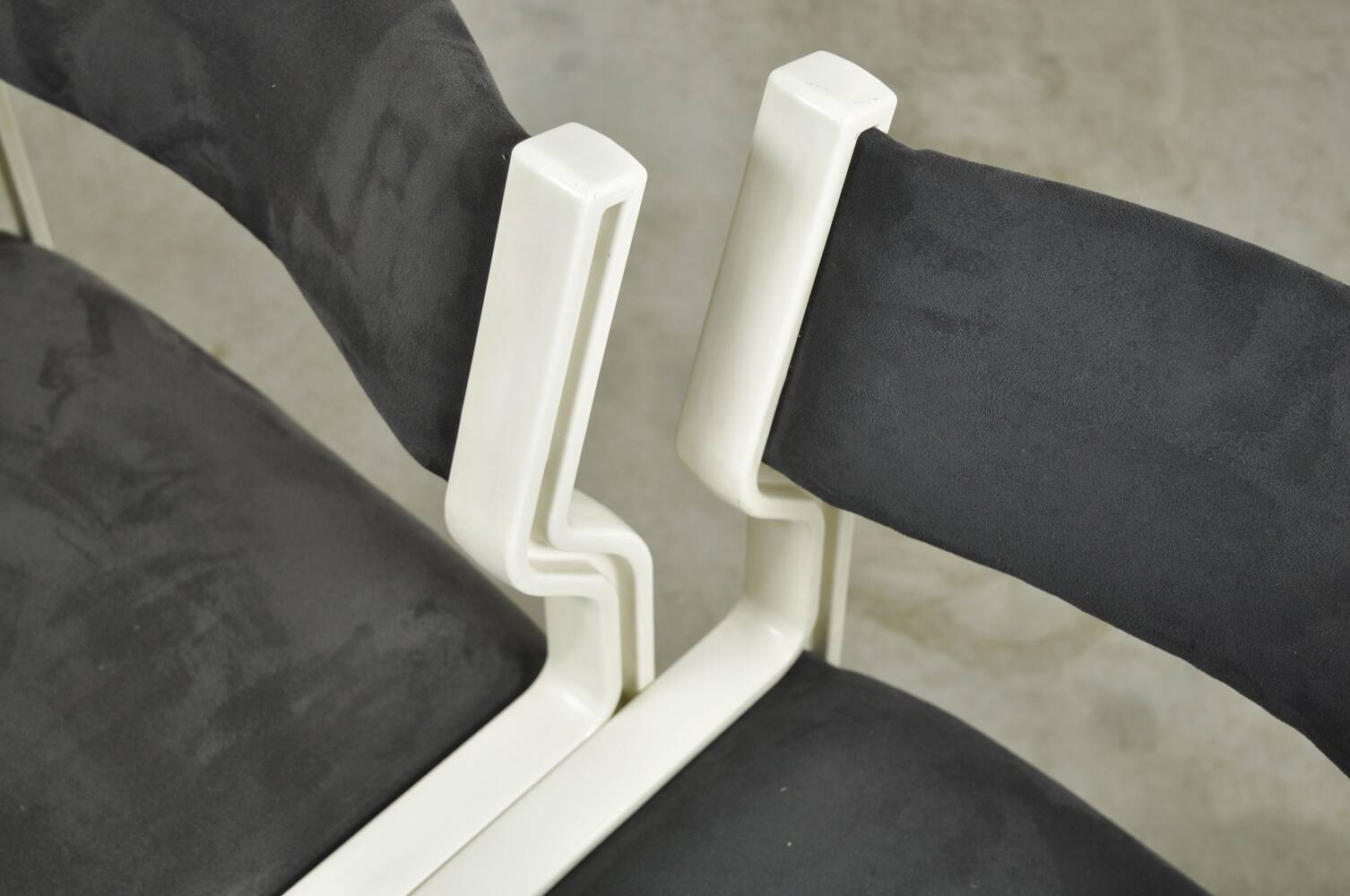 🟡 PASTOE plastic dining table chairs, Pierre Mennen, 70s Netherlands