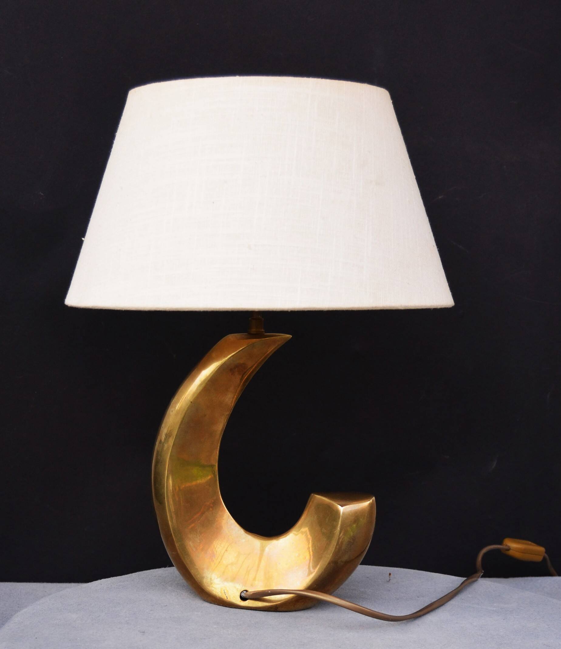 Lampe de table sculpturale en laiton en forme de vague