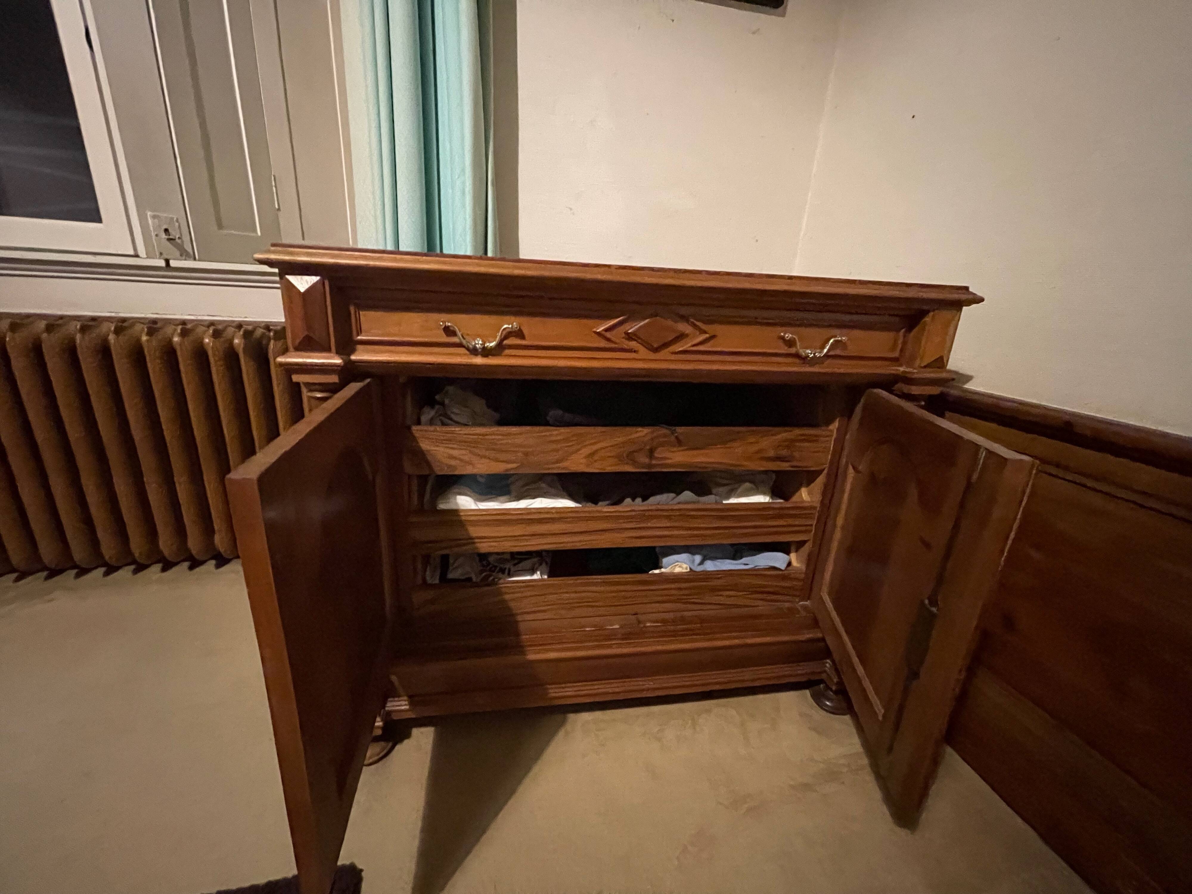 Classic chest of drawers