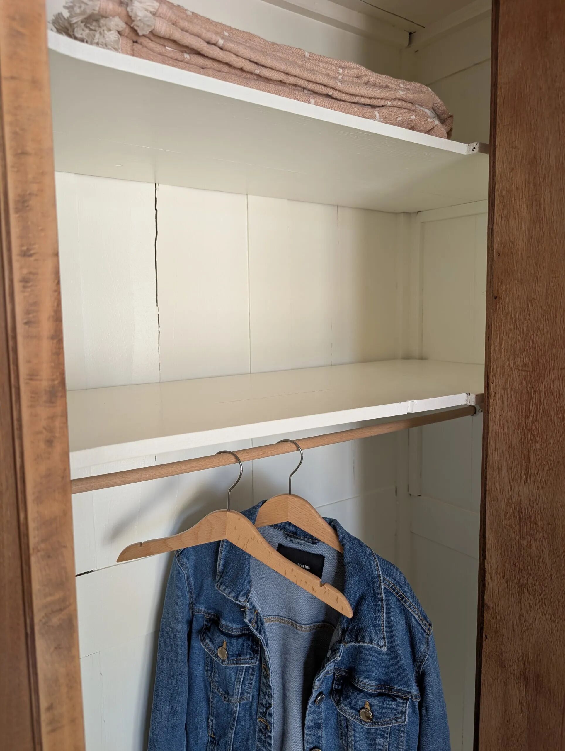 Bonnetière parisienne ancienne avec miroir en bois brut restauré