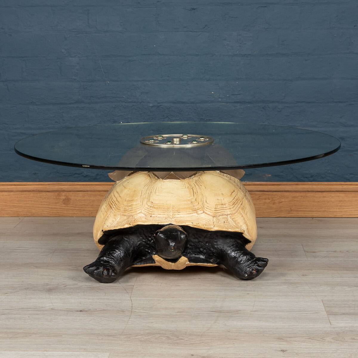 TABLE BASSE INUSITÉE EN FORME DE TORTUE PAR ANTHONY REDMILE, LONDRES