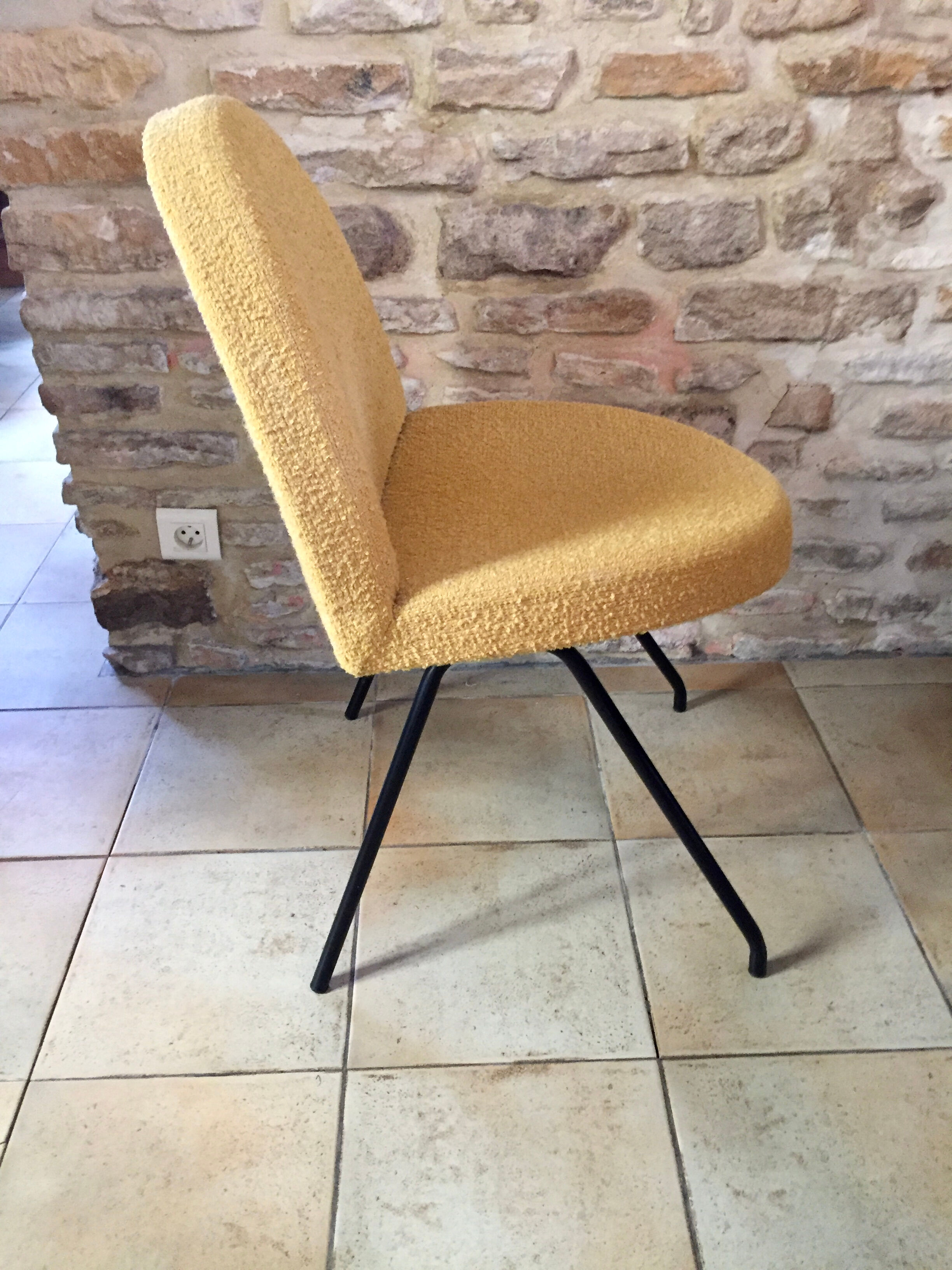 Chauffeuse n° 771 modèle "langue" de Joseph André Motte pour Steiner 1954