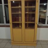Armoire vitrée ancienne en bois patiné jaune